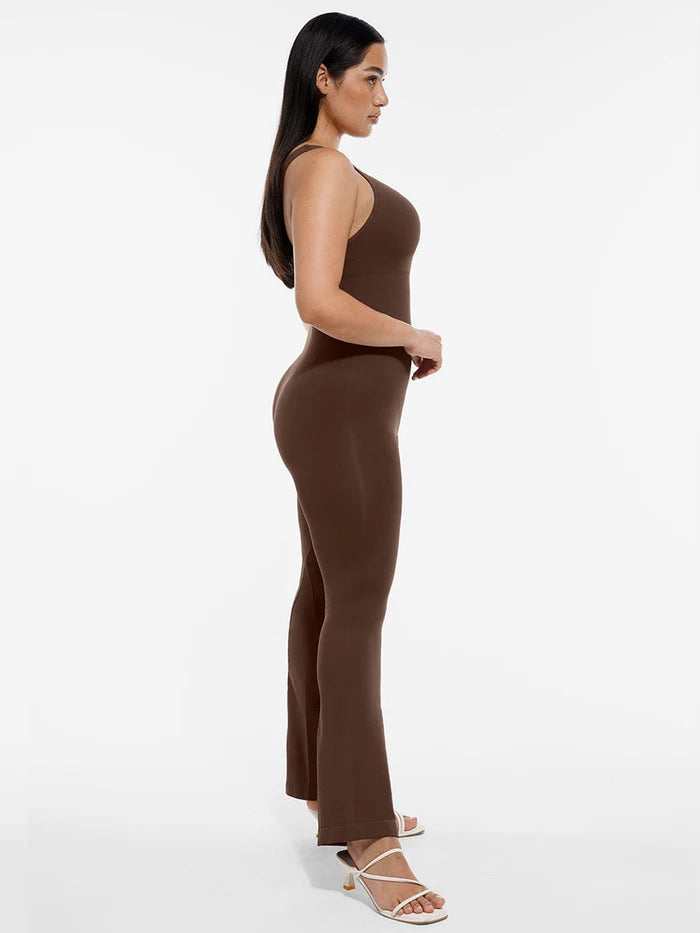 Shaping Jumpsuit med Snedskurna Axelband och Utsvängda Ben